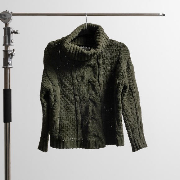 Emerald Chenille Cable Knit Turtleneck - Picture 3 of 4